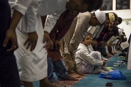 Hukum membawa anak kecil ke masjid